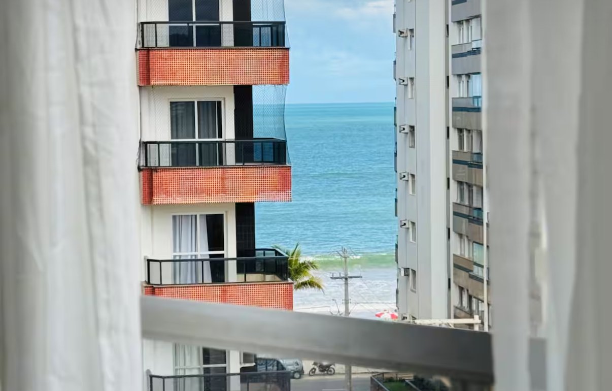 Vista da varanda para o mar da Praia do Morro, entre prédios