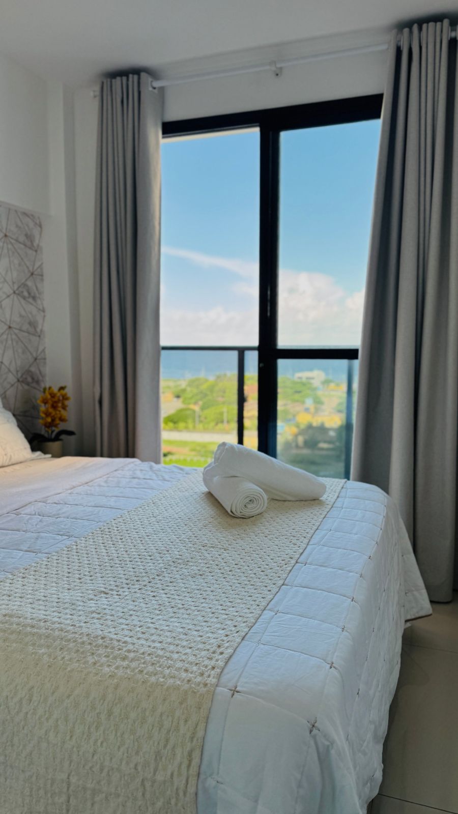 Quarto com vista para o mar em um dos imóveis da Duo Stay